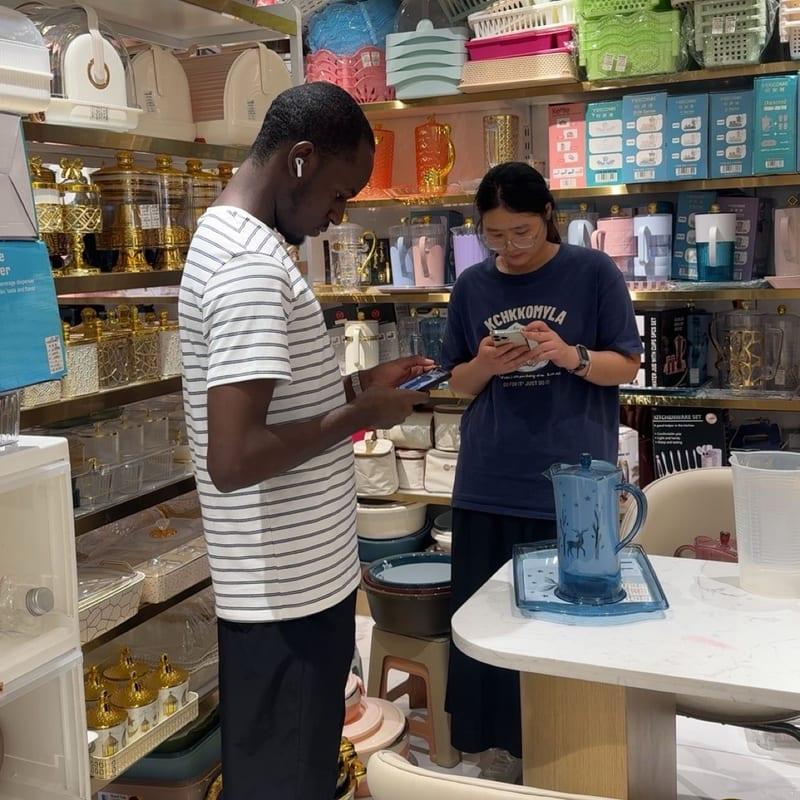 翰墨在家居用品商家的展厅里和店主一起看产品