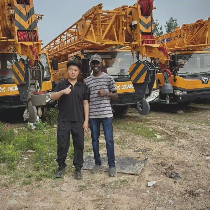 翰墨在工程机械堆场看设备